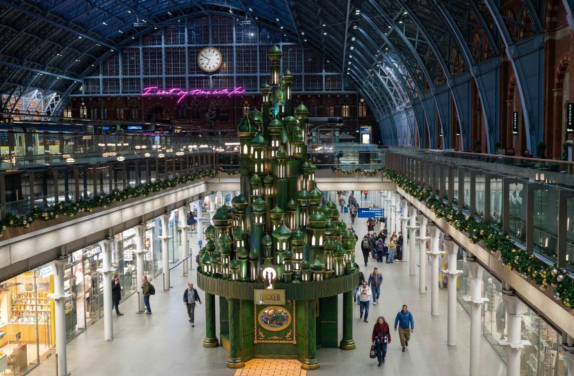 St Pancras Presenta Su árbol De Navidad "Wicked" Para 2024