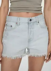 Shorts vaqueros bajo deshilachado