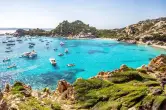 Vuelos directos y 5 o 7 noches en apartamentos con piscina en Cerdeña
