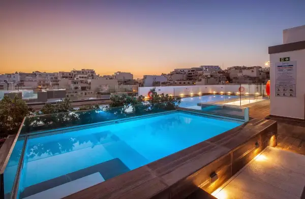 Noche en Hotel 4⭐️ con Spa en Malta con piscina en la azotea Noche en Hotel 4⭐️ con Spa en Malta con piscina en la azotea