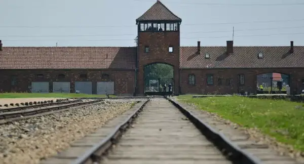 Visita Virtual en 4K y VR al campo de concentración de Auschwitz (En Inglés) Visita Virtual en 4K y VR al campo de concentración de Auschwitz (En Inglés)