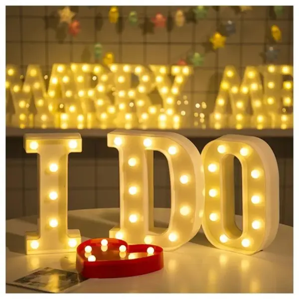 Lámpara con forma de letra y luz LED Lámpara con forma de letra y luz LED