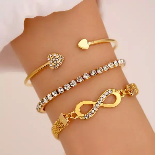 Conjunto de pulseras doradas Conjunto de pulseras doradas