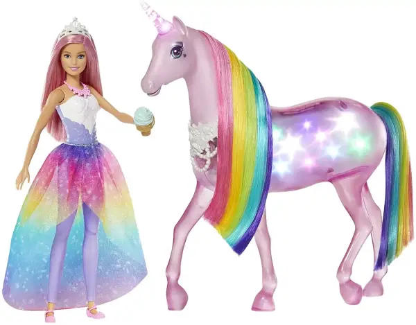 Barbie y unicornio. Barbie y unicornio.