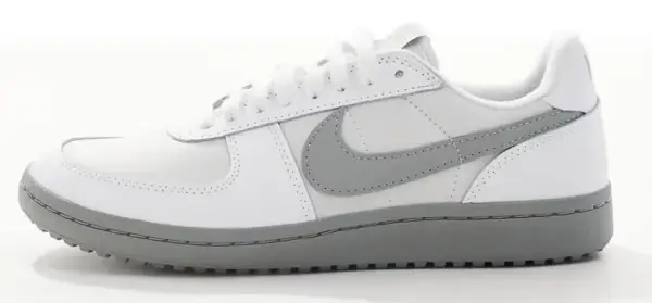 Zapatillas de deporte blancas y grises Field General de Nike. Zapatillas de deporte blancas y grises Field General de Nike.