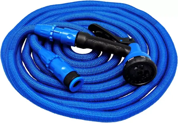 Manguera extensible Xpansy Hose Pro C2615B, 15m, azul con presión del agua. Manguera extensible Xpansy Hose Pro C2615B, 15m, azul con presión del agua.