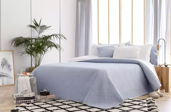 Colcha boutí Fina de Microfibra Extra Suave para todas las estaciones en color Azul Claro. 180x260cm, Cama 80/90. Colcha boutí Fina de Microfibra Extra Suave para todas las estaciones en color Azul Claro. 180x260cm, Cama 80/90.