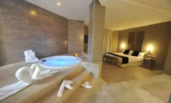 Suite para 2 con bañera hidromasaje, cava y detalle en Luve Hotel Valencia Suite para 2 con bañera hidromasaje, cava y detalle en Luve Hotel Valencia