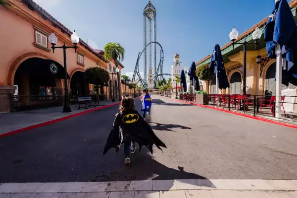 Escapada Halloween en Familia Parque Warner + Hotel 4⭐️ + Desayuno + Entradas Escapada Halloween en Familia Parque Warner + Hotel 4⭐️ + Desayuno + Entradas