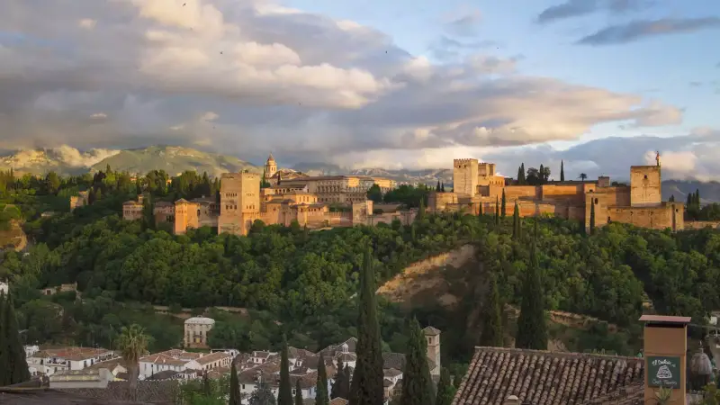 Viaja a Granada en Diciembre: Hotel 4 estrellas y Desayuno incluido Viaja a Granada en Diciembre: Hotel 4 estrellas y Desayuno incluido