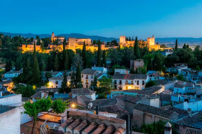 Hotel 4⭐️ con Desayuno + Tren Turístico por Granada Hotel 4⭐️ con Desayuno + Tren Turístico por Granada
