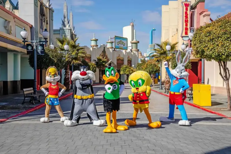 Hotel 3★ + Entradas 1 día Parque WARNER Hotel 3★ + Entradas 1 día Parque WARNER
