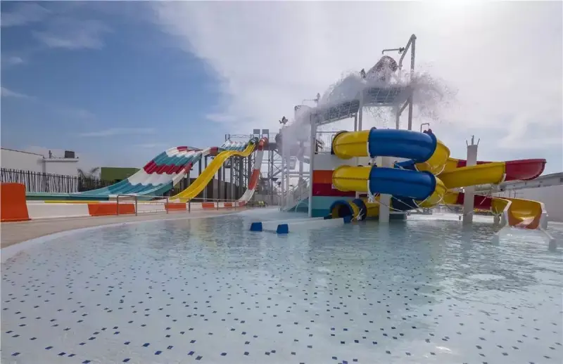 Resort 4 Estrellas con Aquapark en la playa Resort 4 Estrellas con Aquapark en la playa