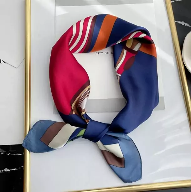 Pañuelo cuadrado con estampado para mujer Pañuelo cuadrado con estampado para mujer